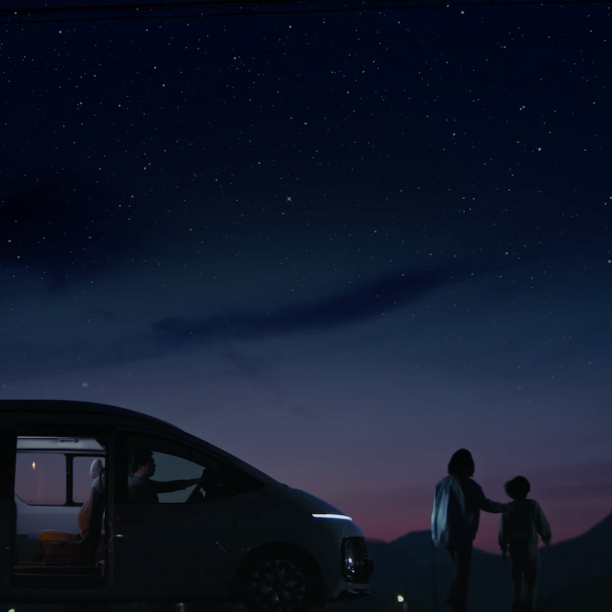 상담사와 어린이가 아이케어카 옆에 서 있는 모습