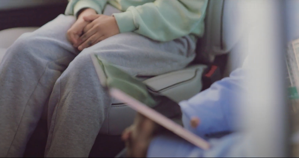 아이케어카에서 심리 상담을 받는 모습