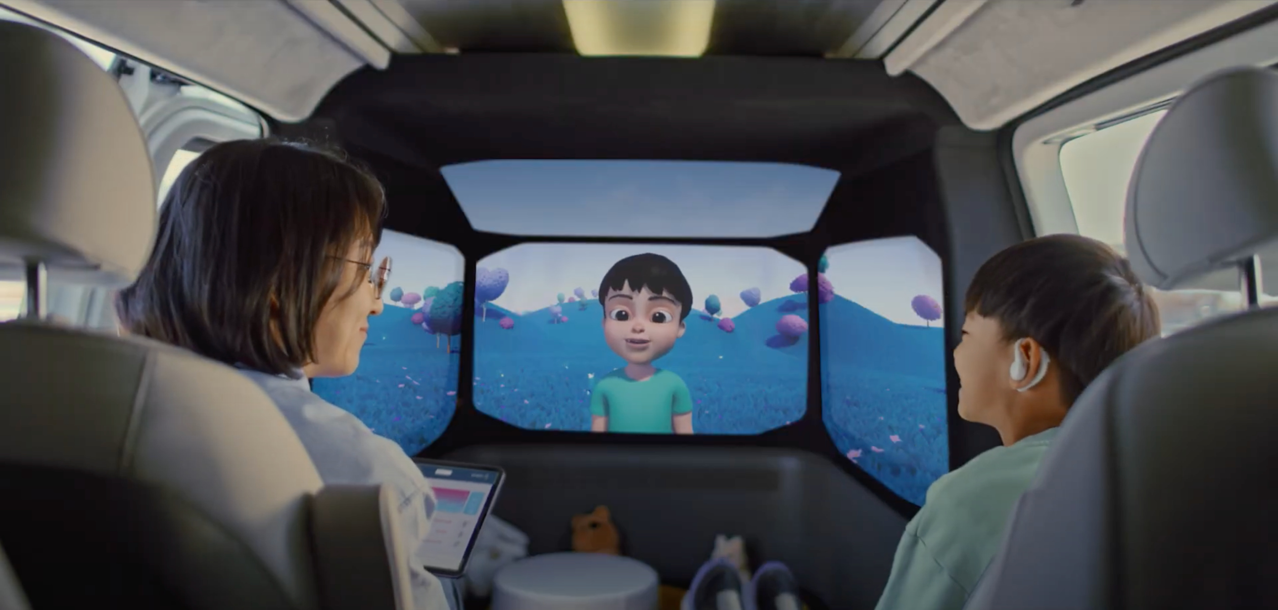 상담사와 아이가 아이케어카에서 대화를 나누는 모습