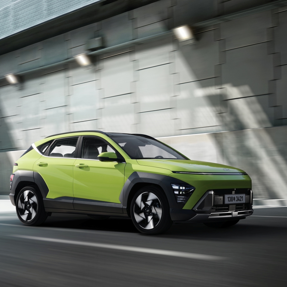 도로를 주행하는 디 올 뉴 코나 내연기관 모델 전측면부