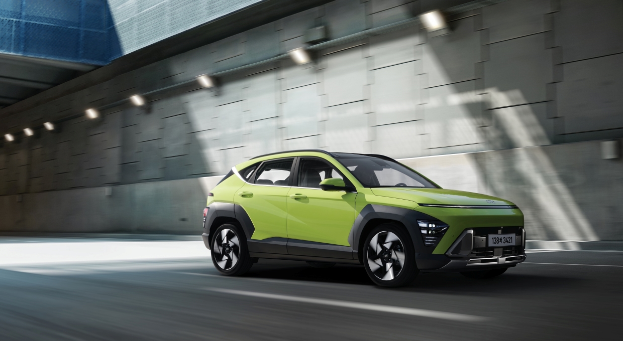 도로를 주행하는 디 올 뉴 코나 내연기관 모델 전측면부