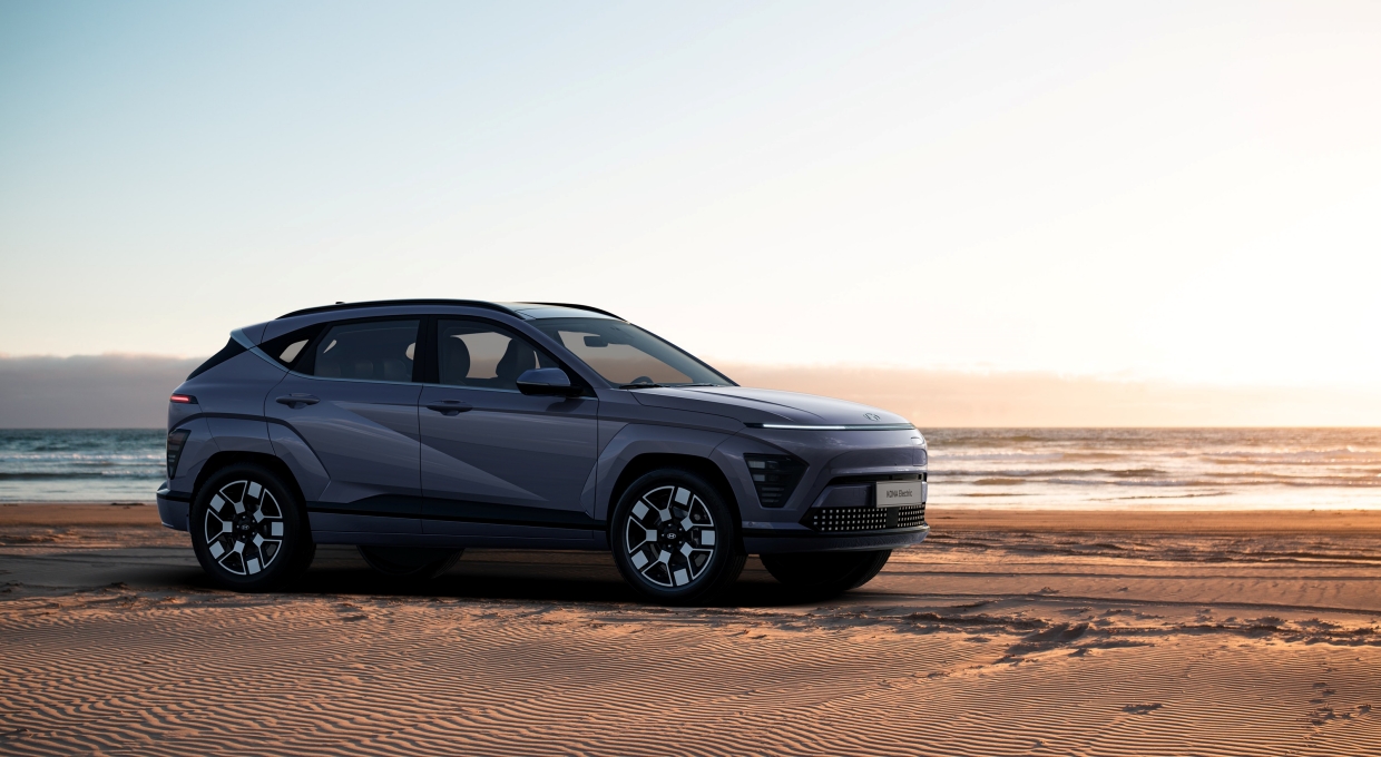 해변에 정차 중인 디 올 뉴 코나 전기차 모델 전측면부