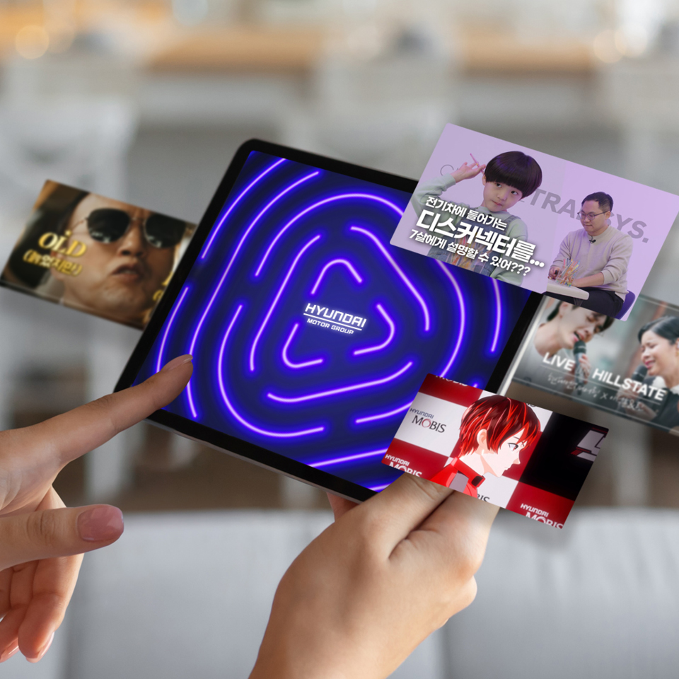 태블릿 PC로 다양한 유튜브 영상 콘텐츠를 보고 있는 사람의 모습