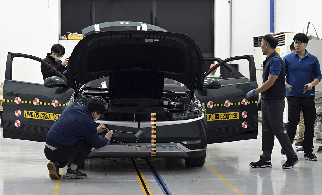 현대차그룹 연구원들이 충돌 안전 평가 이전, 시험용 차량을 상세히 점검하고 있다