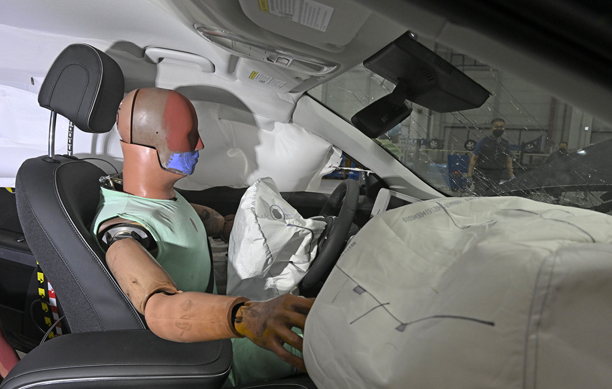 에어백이 전개된 충돌 시험용 차량 내부 모습