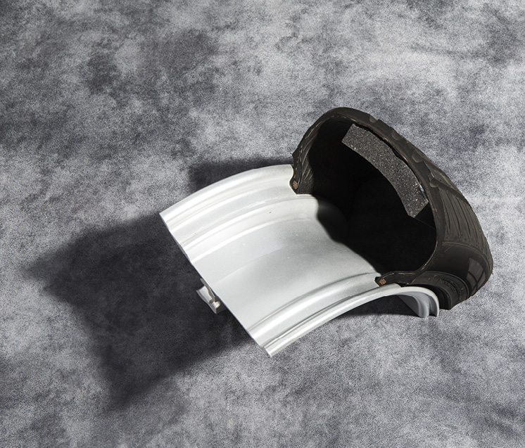 Cross section of sound absorbing tire