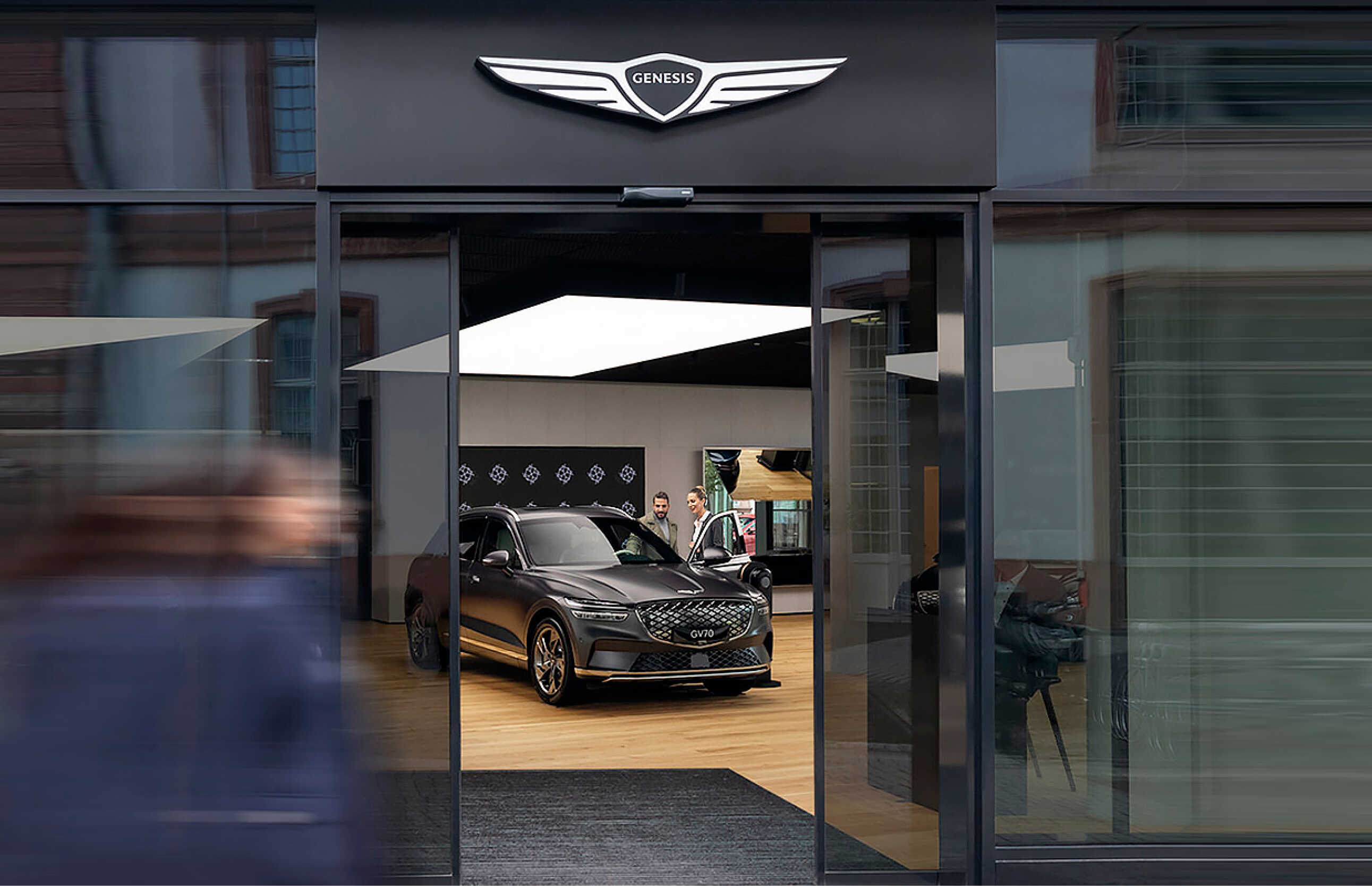 제네시스 유럽 전시장에서 GV70 전동화 모델이 전시된 모습