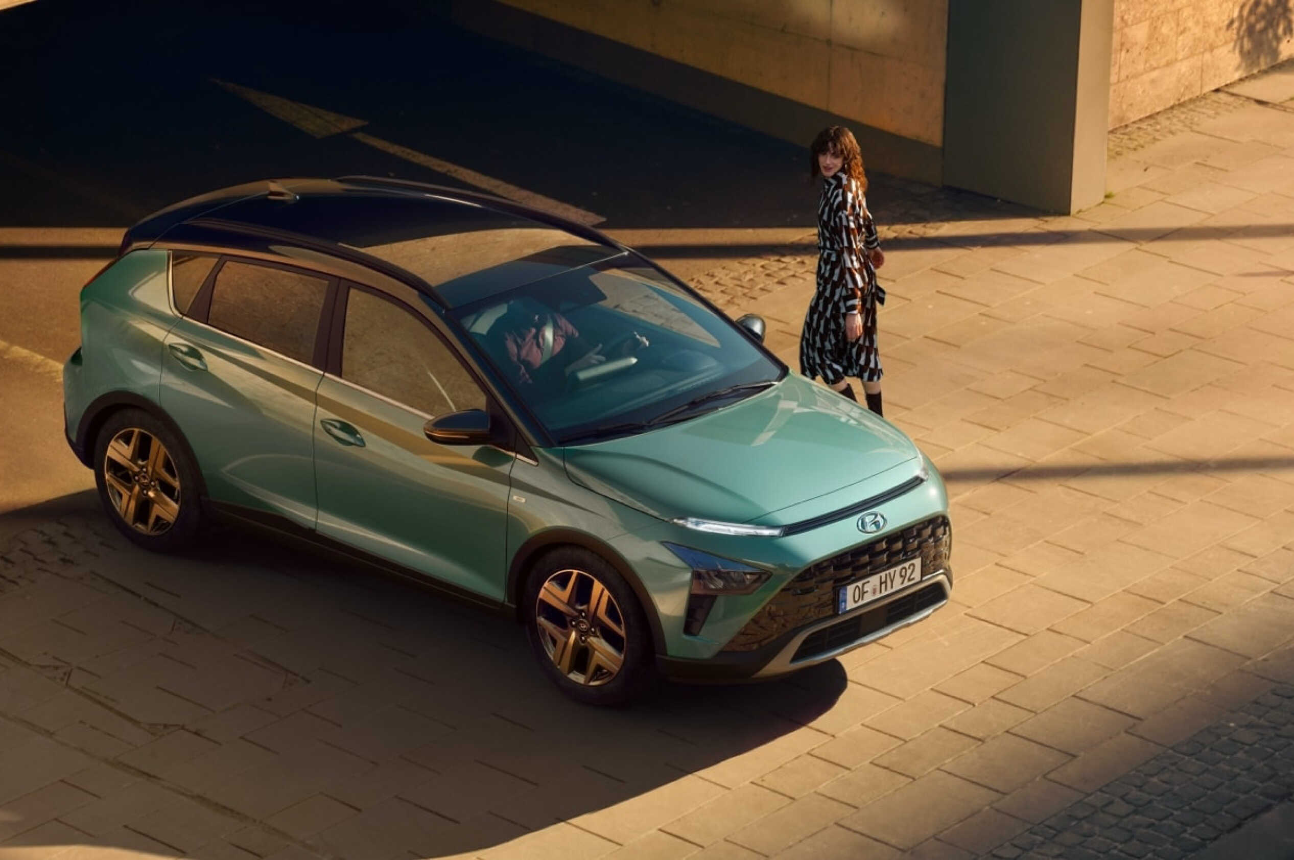 도로에 정차한 베이온 옆으로 여성 모델이 걸어가는 모습