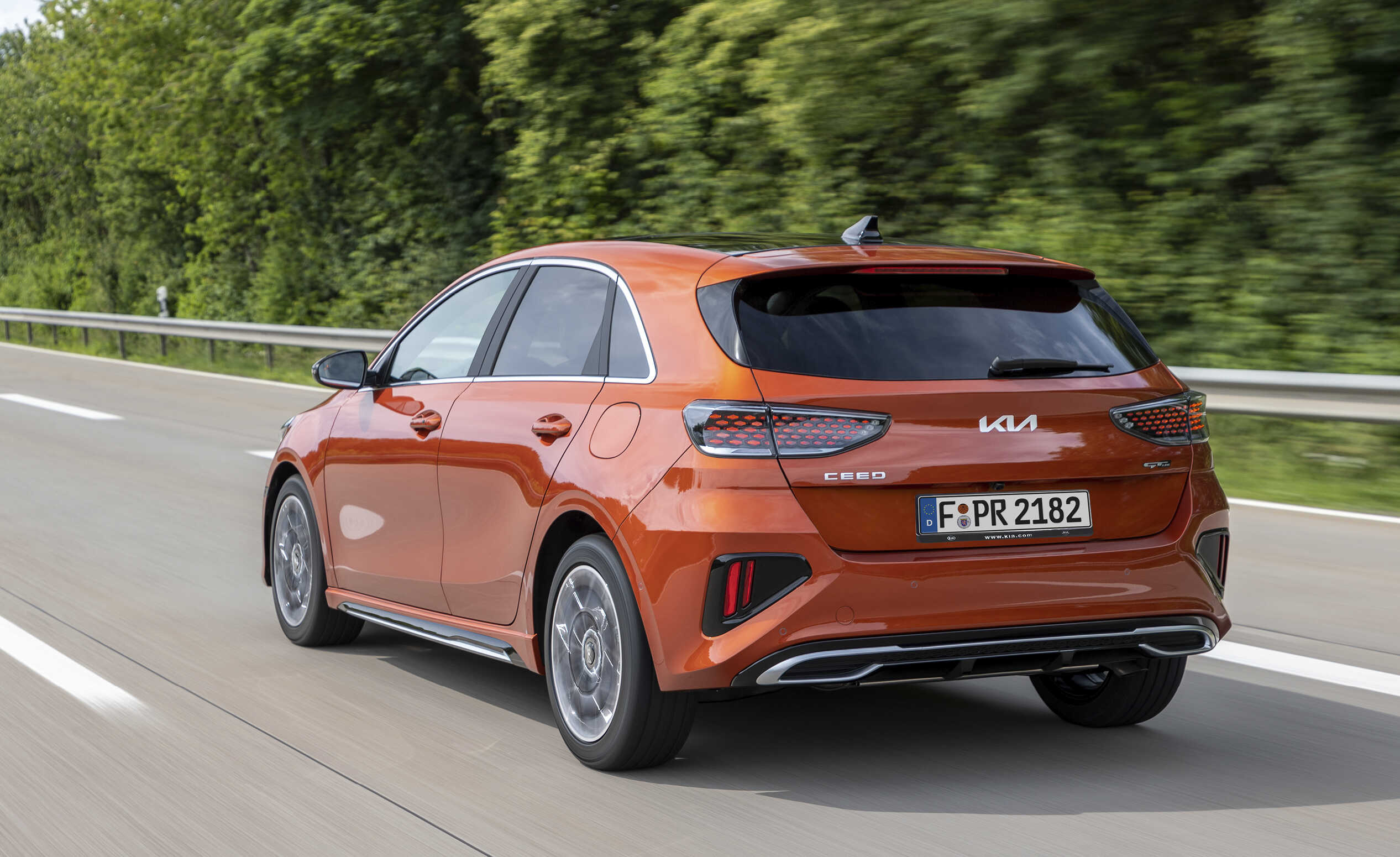 기아 씨드가 유럽 도로를 주행하는 후면부 모습