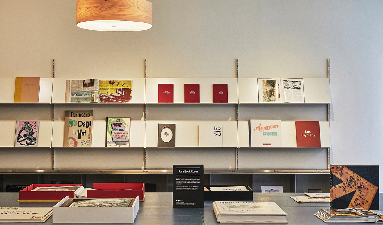 디자인 라이브러리 희귀 도서 전시 테이블 모습