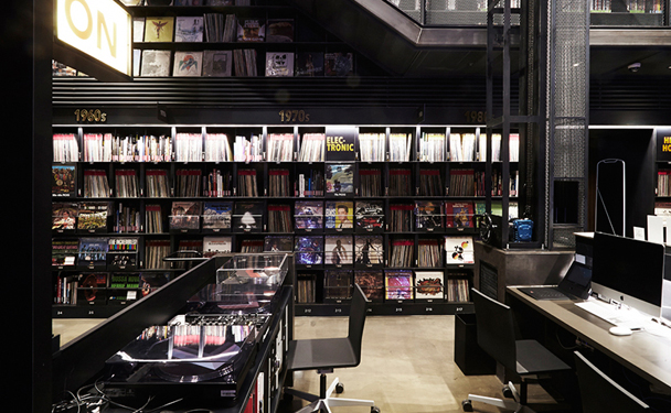 뮤직 라이브러리 소장 바이닐과 실내 공간 모습