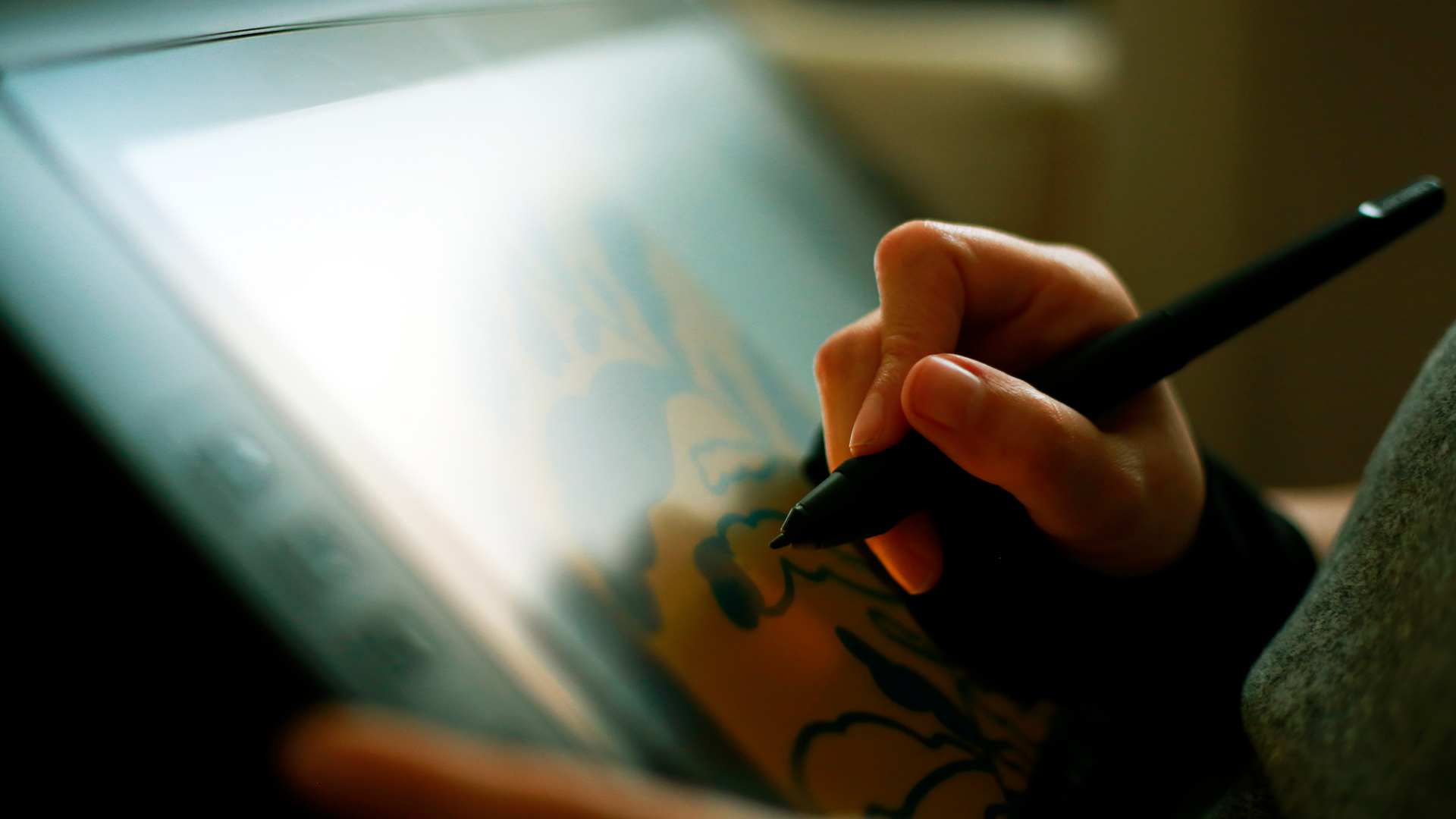 그림 그리기용 태블릿으로 그림을 그리고 있다