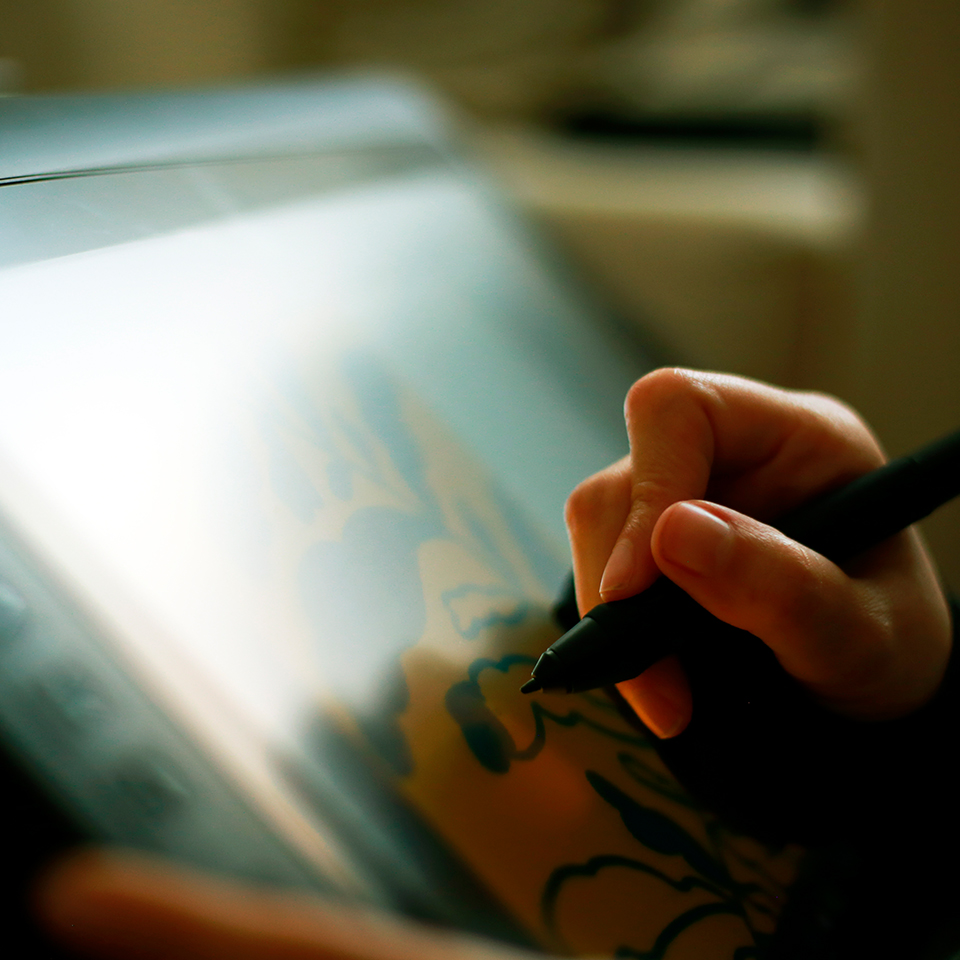 그림 그리기용 태블릿으로 그림을 그리고 있다