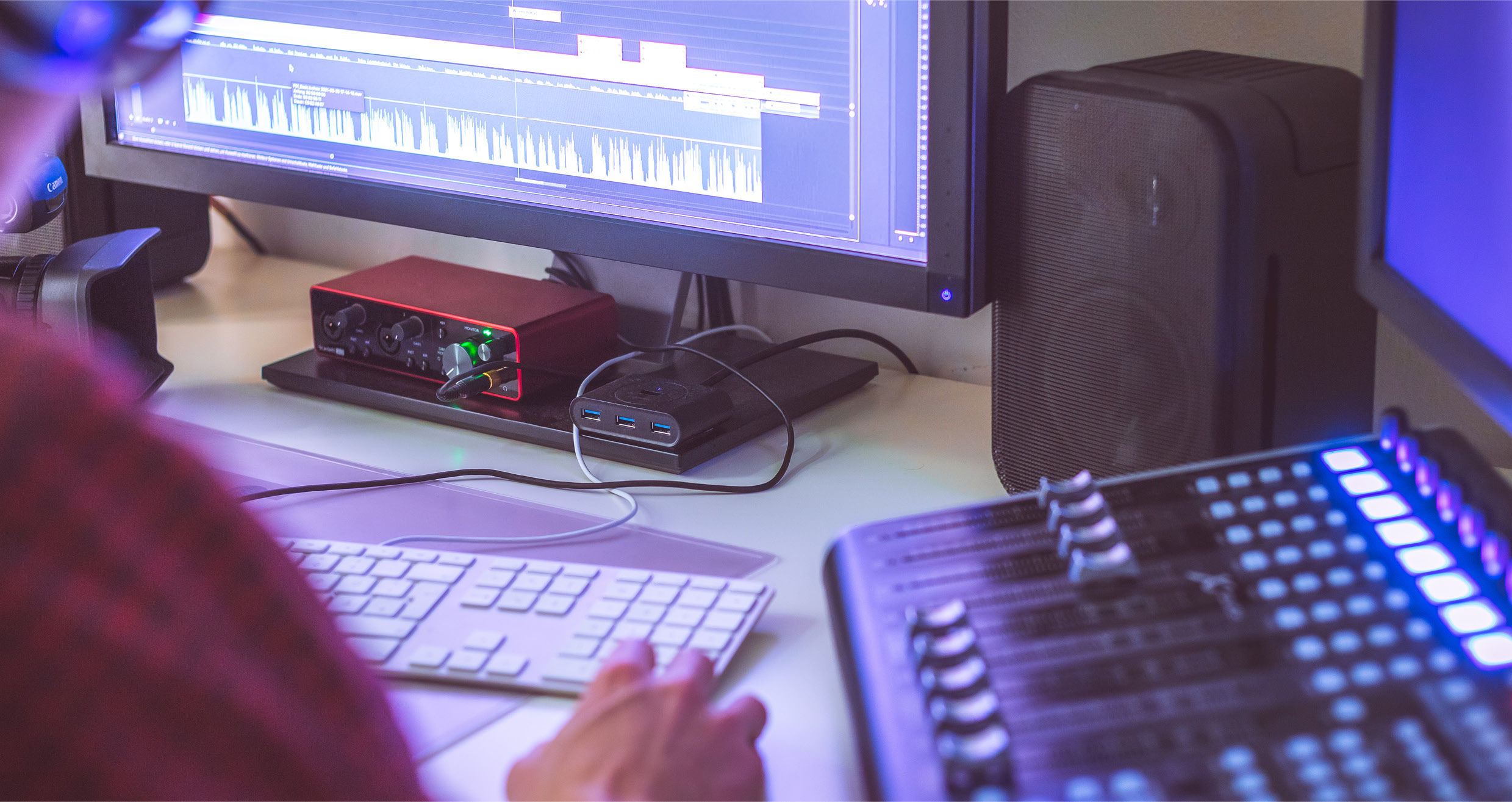 사람이 디지털 기술을 이용해 작품을 제작하고 있다