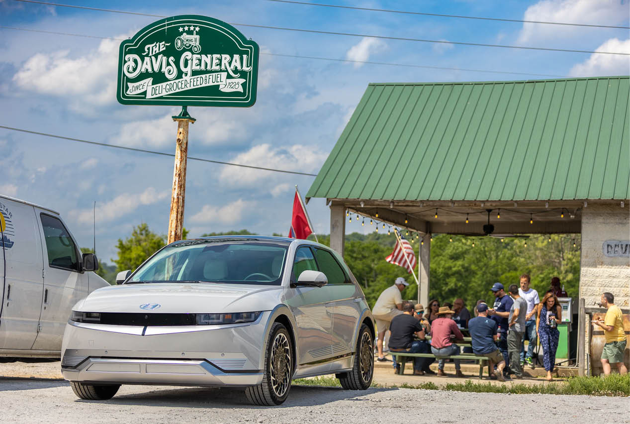현대차 아이오닉 5가 미국의 한 마을에 서 있다