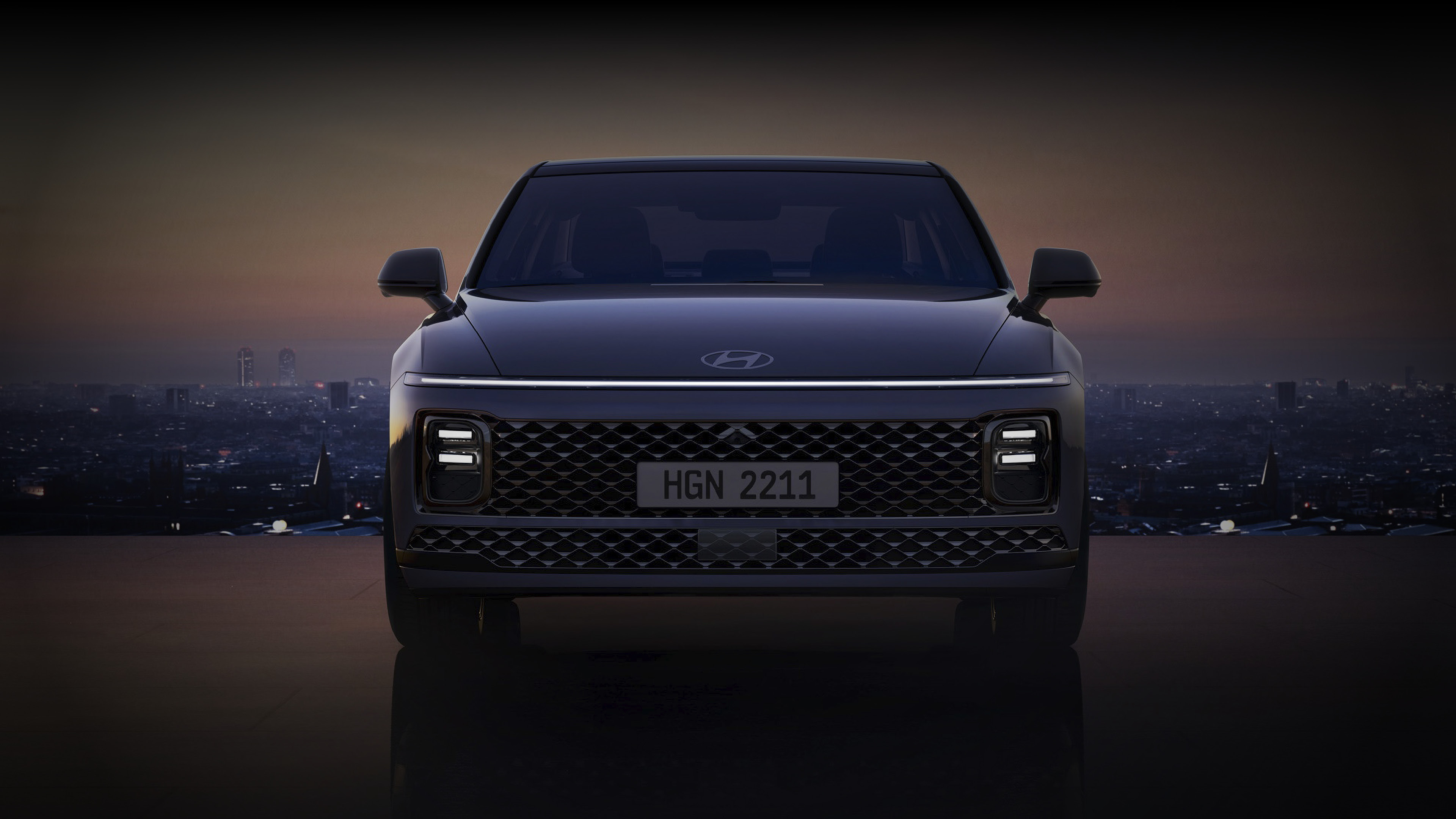 도심이 내려다 보이는 곳에 서 있는 7세대 그랜저의 정면 모습