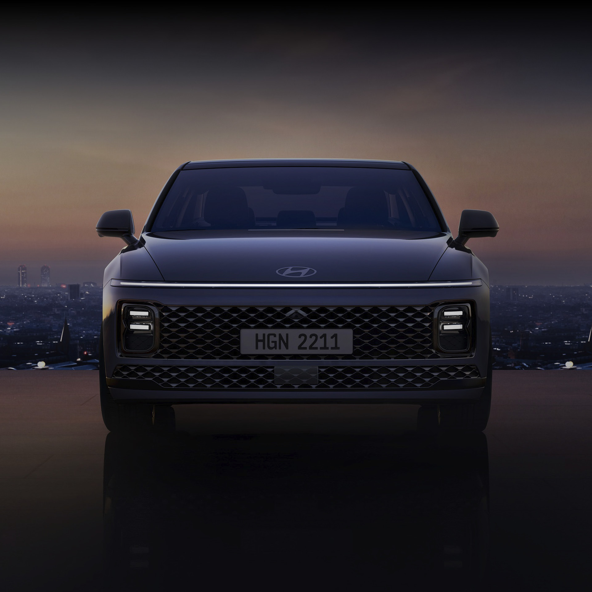 도심이 내려다 보이는 곳에 서 있는 7세대 그랜저의 정면 모습