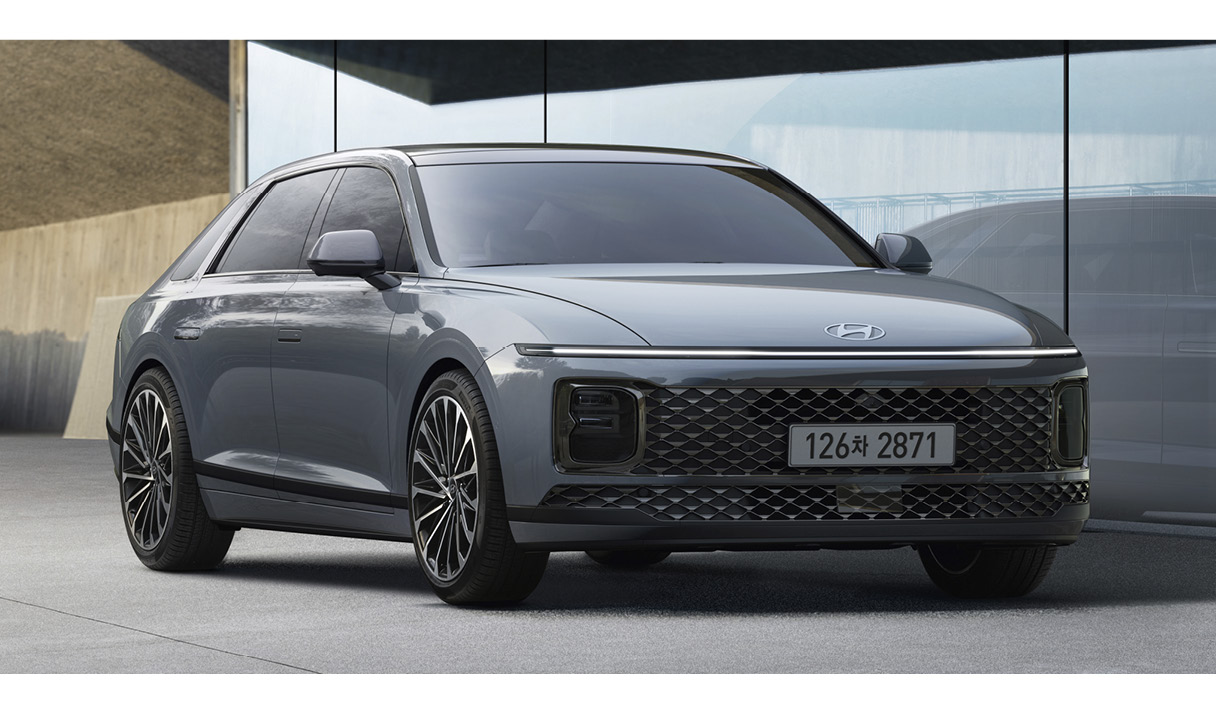 7세대 그랜저의 모습이 유리에 비치고 있다