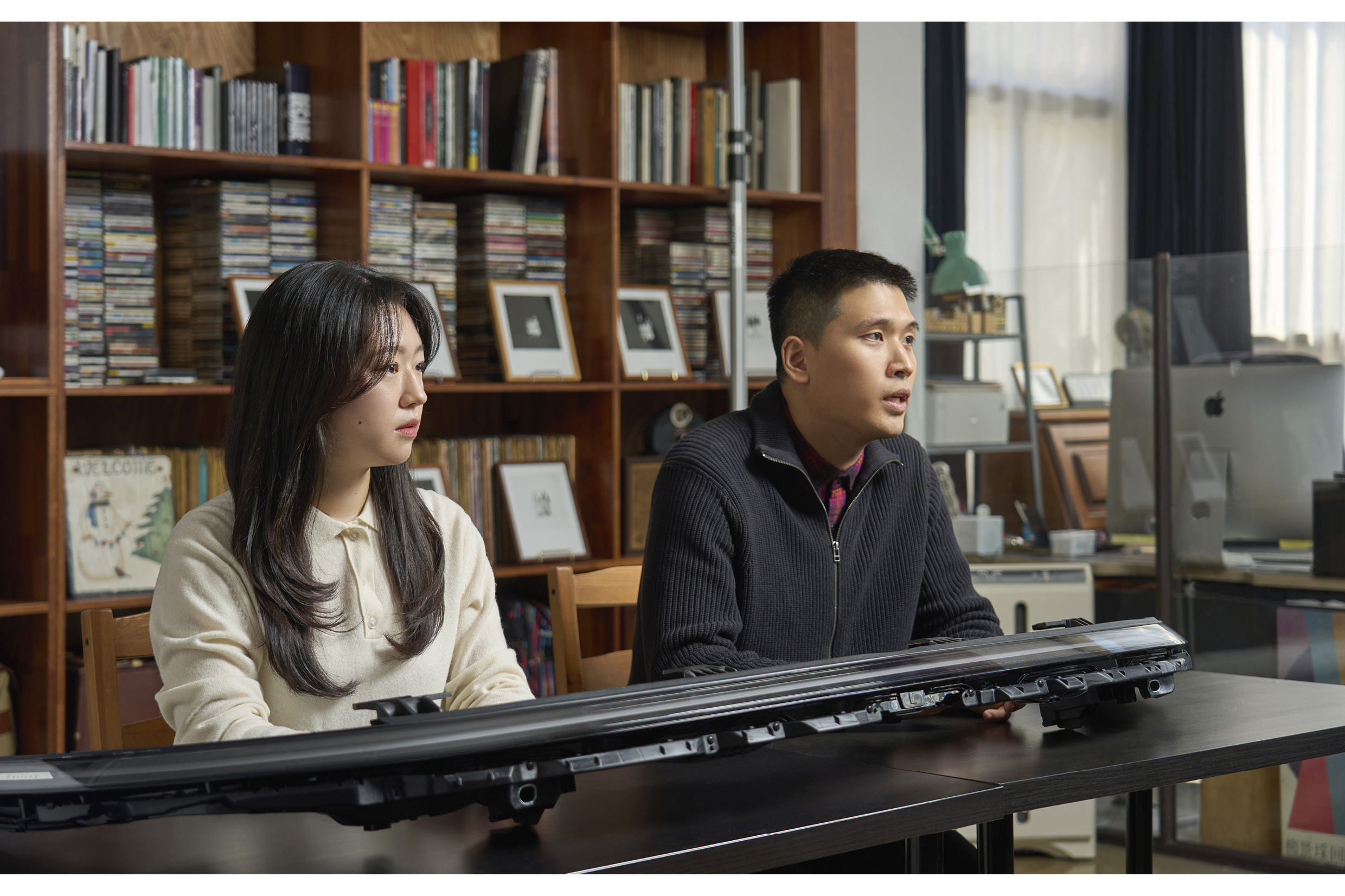 박문수 연구원과 공미선 연구원이 현대차그룹의 비전에 대해 이야기하고 있다