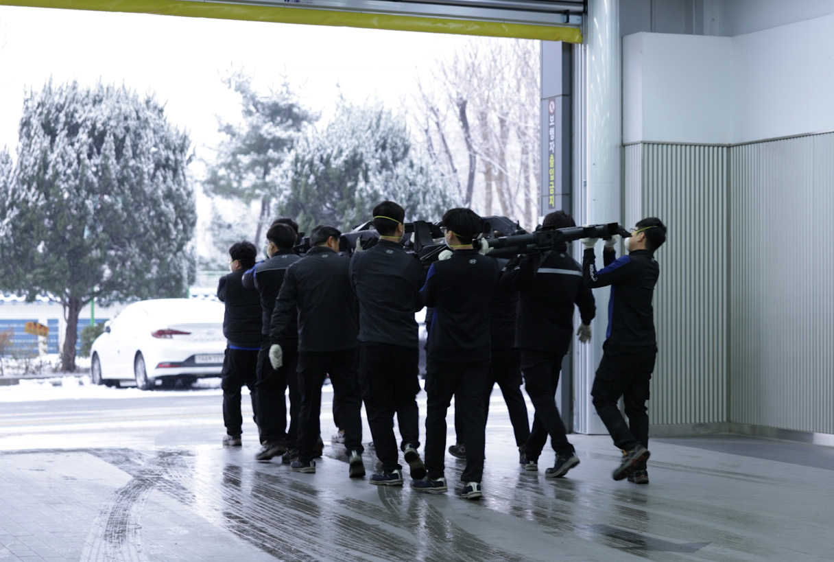 A number of workers are carrying the galloper frame