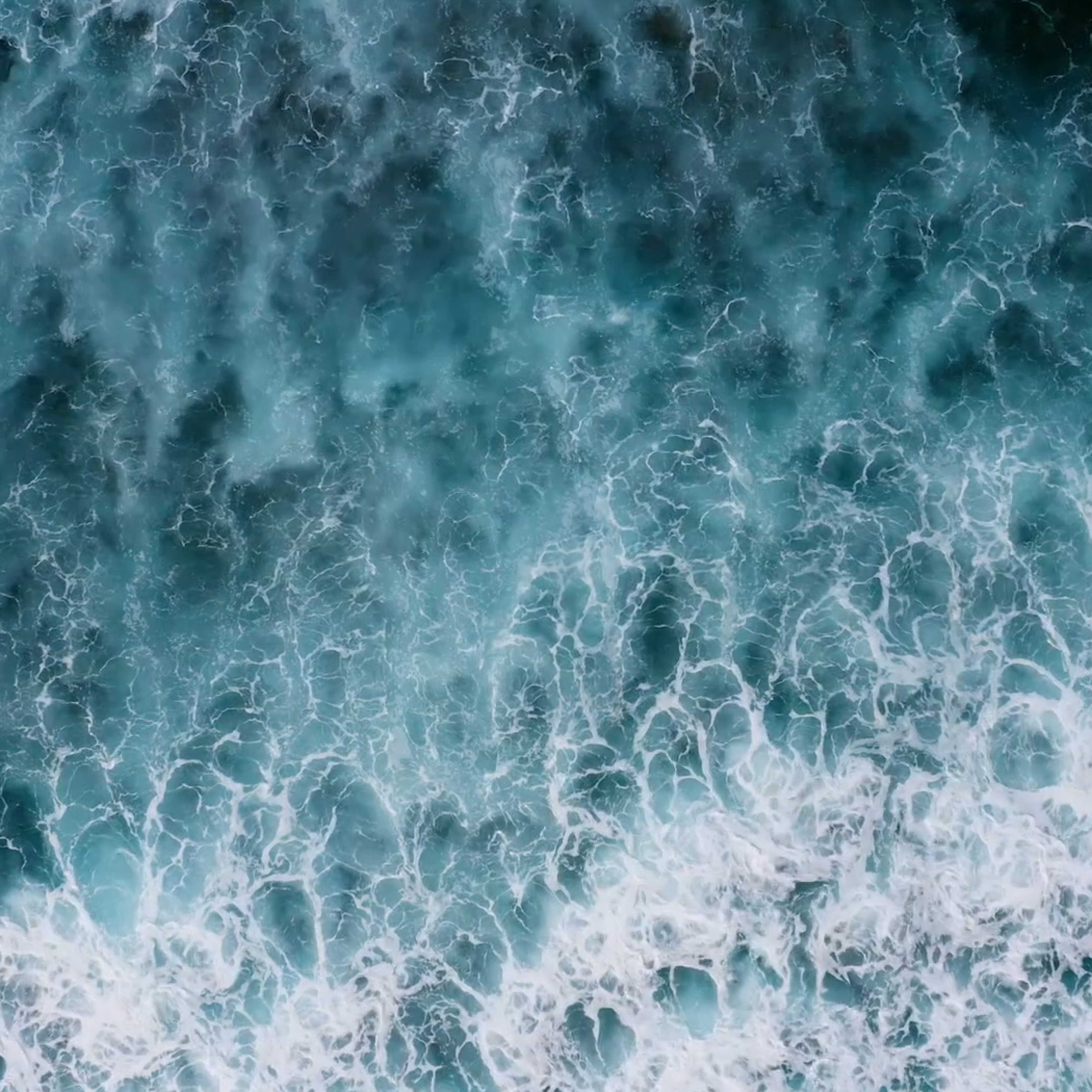 물이 쏟아지는 폭포를 디지털로 구현한 모습