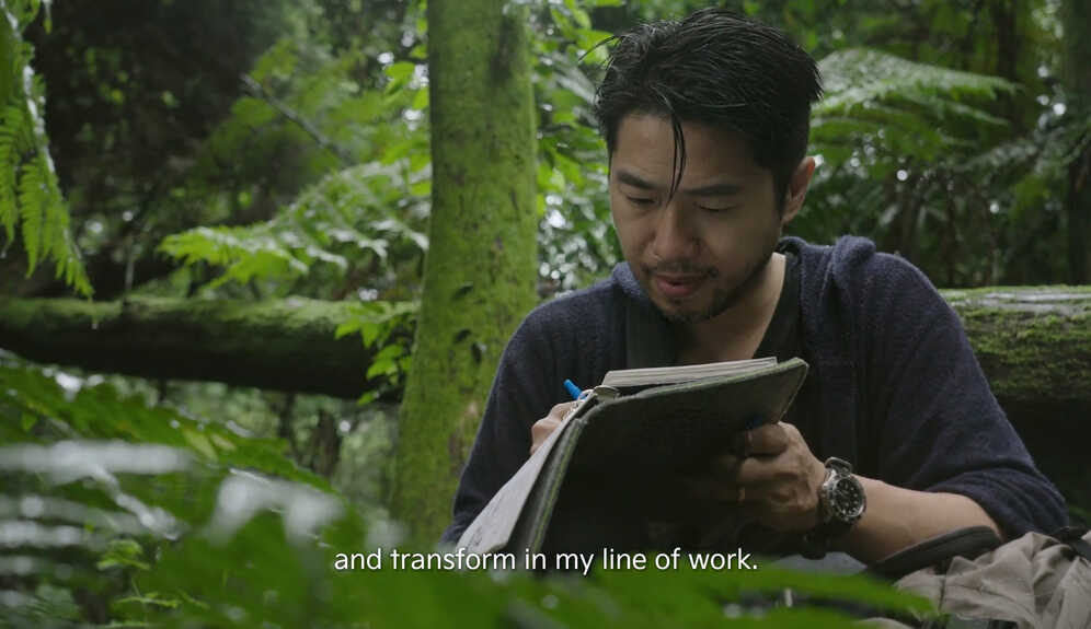 자연을 관찰하고 필기하는 아서 황의 모습