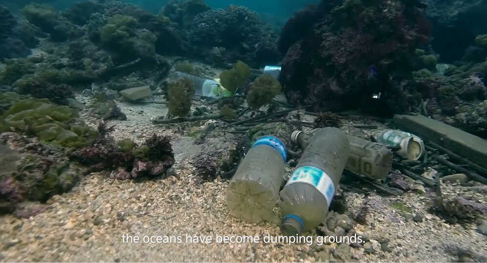 바다 속에 무분별하게 버려져 있는 페트병의 모습