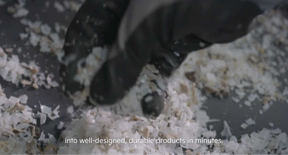 플라스틱을 재활용하여 자재로 재탄생시키는 과정을 보여주는 장면