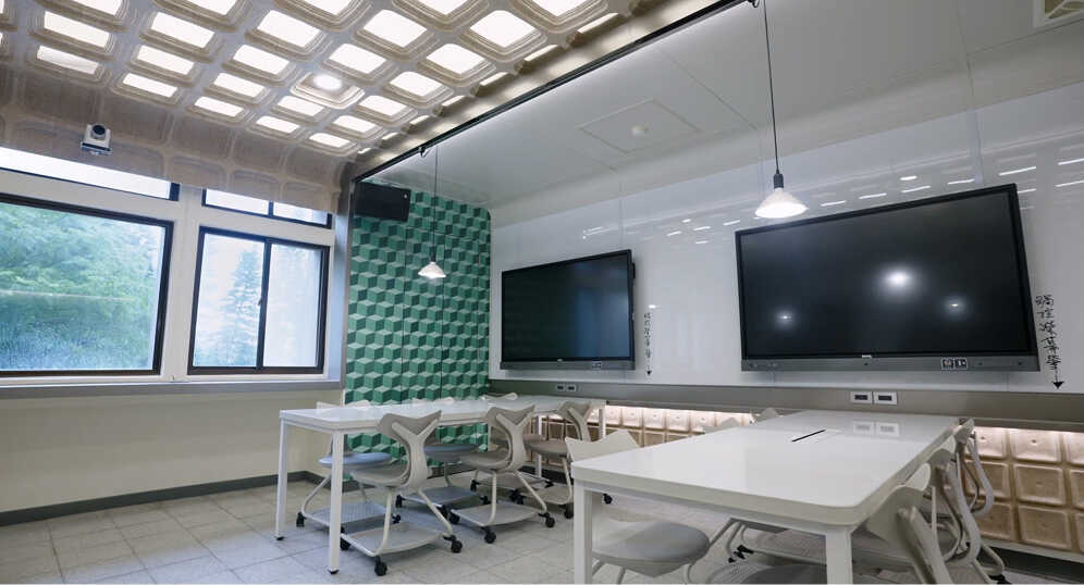 기아와 파트너십을 맺은 네덜란드 비영리단체 오션클린업의 사무실 모습