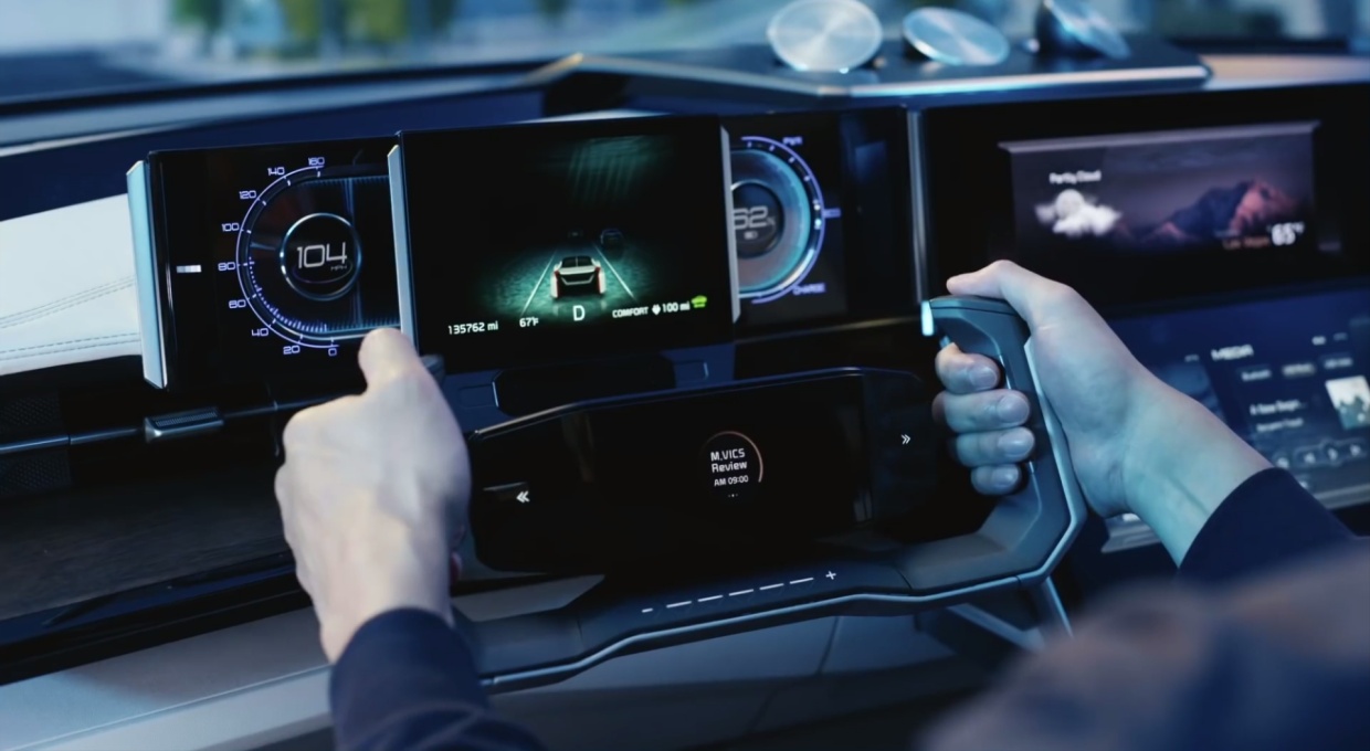 스티어링 휠을 잡고 있는 손