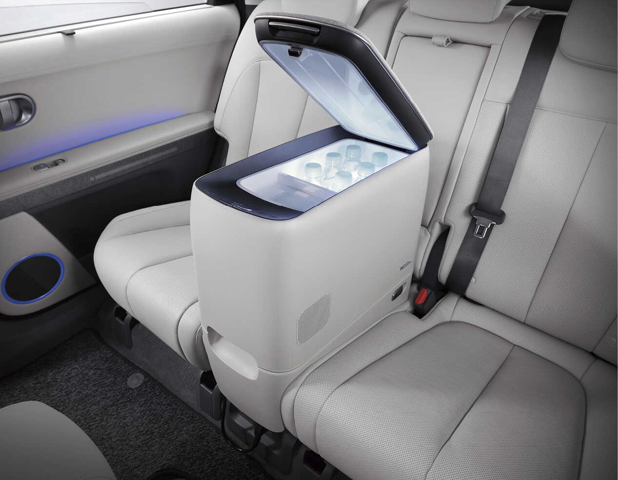 A car refrigerator that can be installed in a car and a water bottle in it