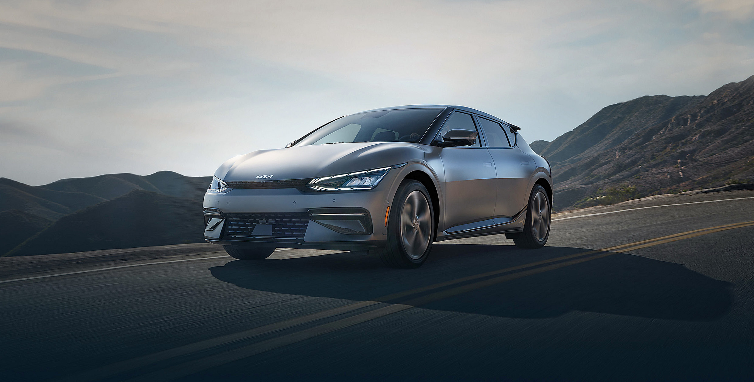 기아 EV6가 미국 도로를 주행하는 모습