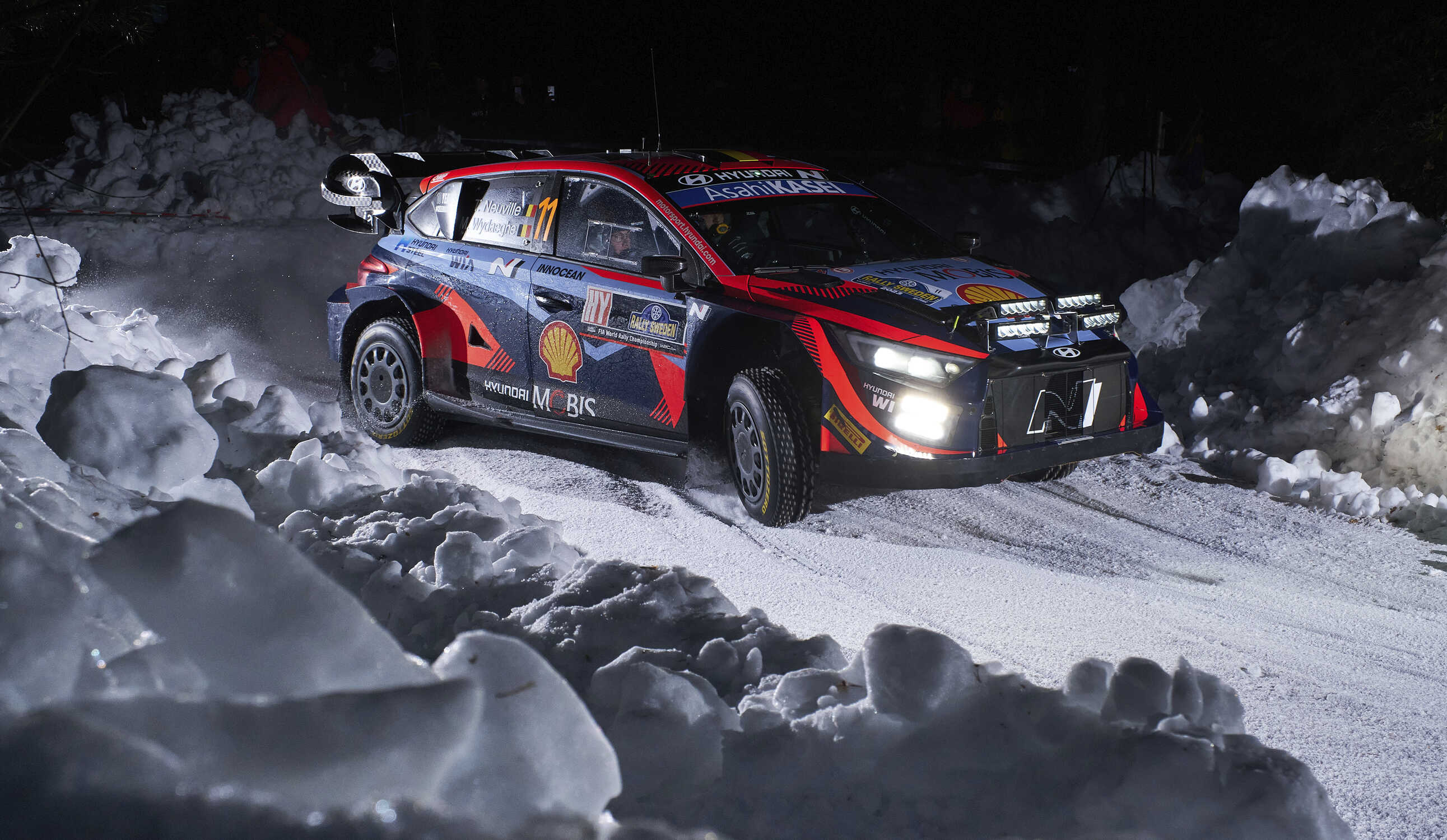 경기 마지막 날, 야간 주행에 돌입한 현대팀의 랠리카 모습