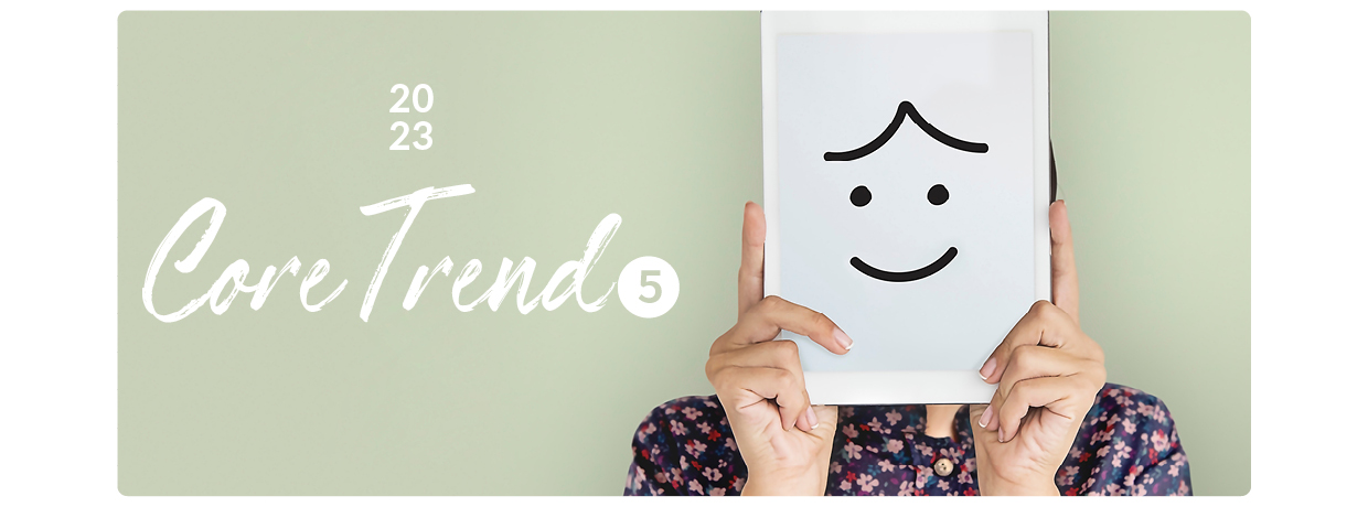 여자가 태블릿 PC를 들고 있다.