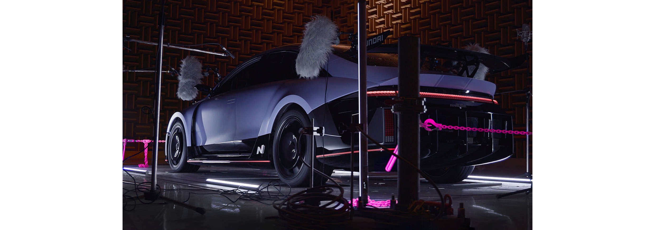 음향실험실에서 음향 테스트를 진행하고 있는 RN22e