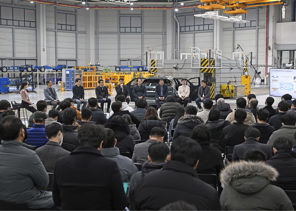 Hyundai Motor Group collision safety-related working-level staff are having a Q&A session