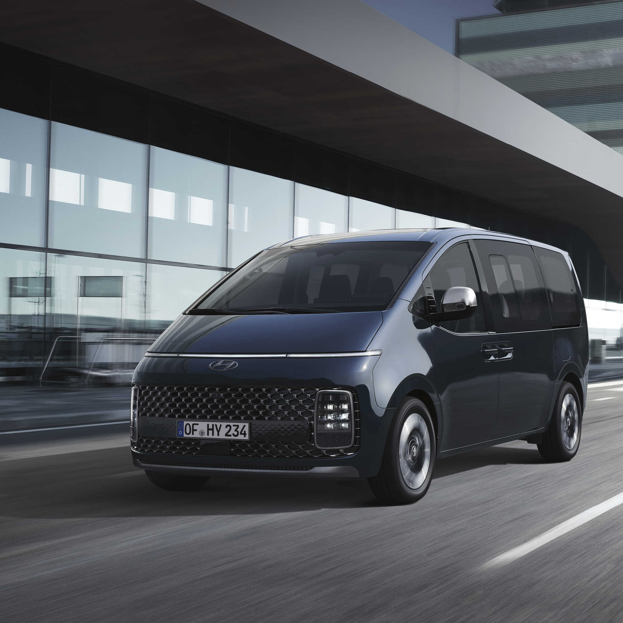 현대자동차 스타리아의 주행 모습