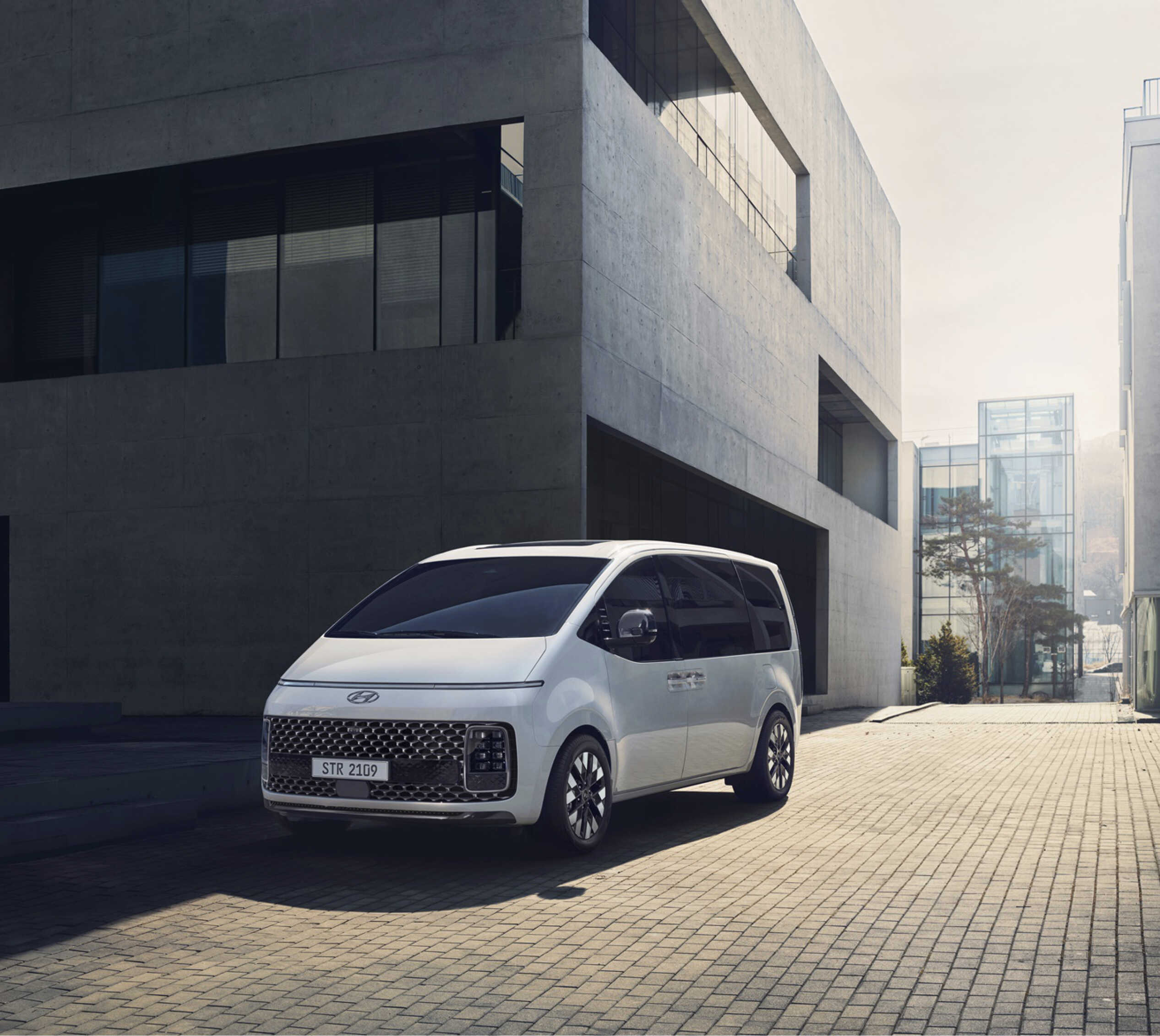 도심 풍경 안에 있는 현대자동차 스타리아의 모습