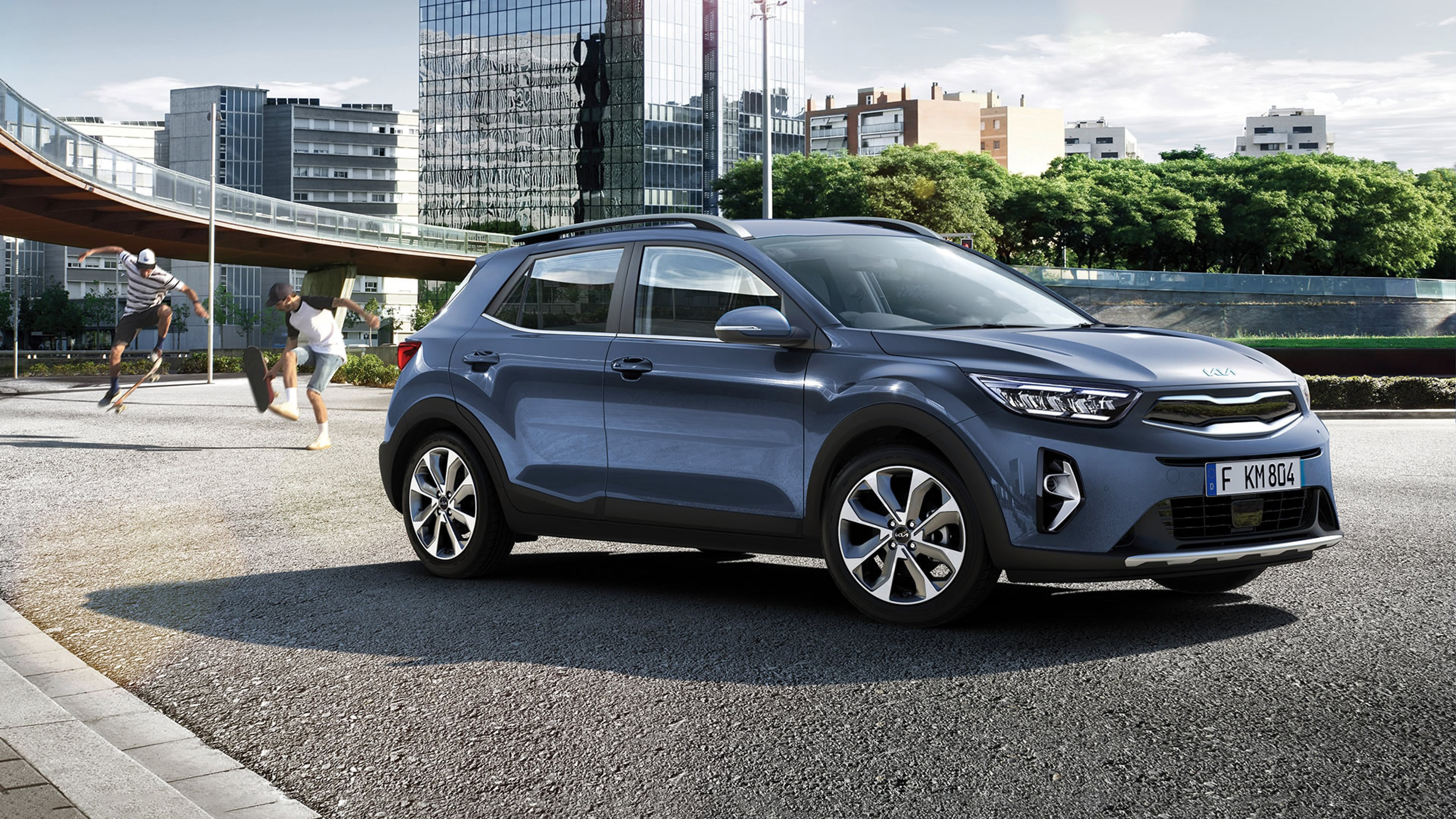 유럽 도시 광장에 정차한 스토닉 앞측면