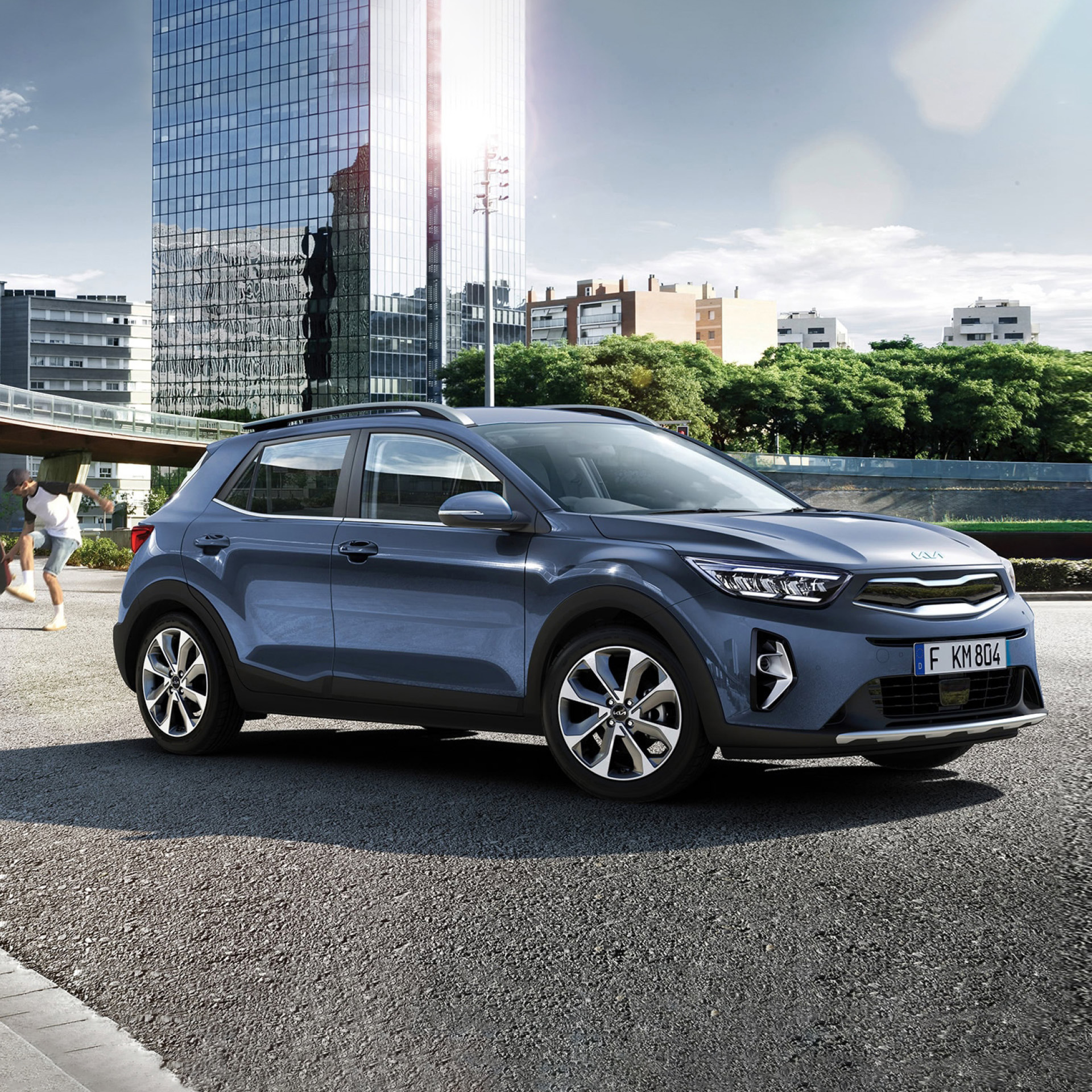 유럽 도시 광장에 정차한 스토닉 앞측면