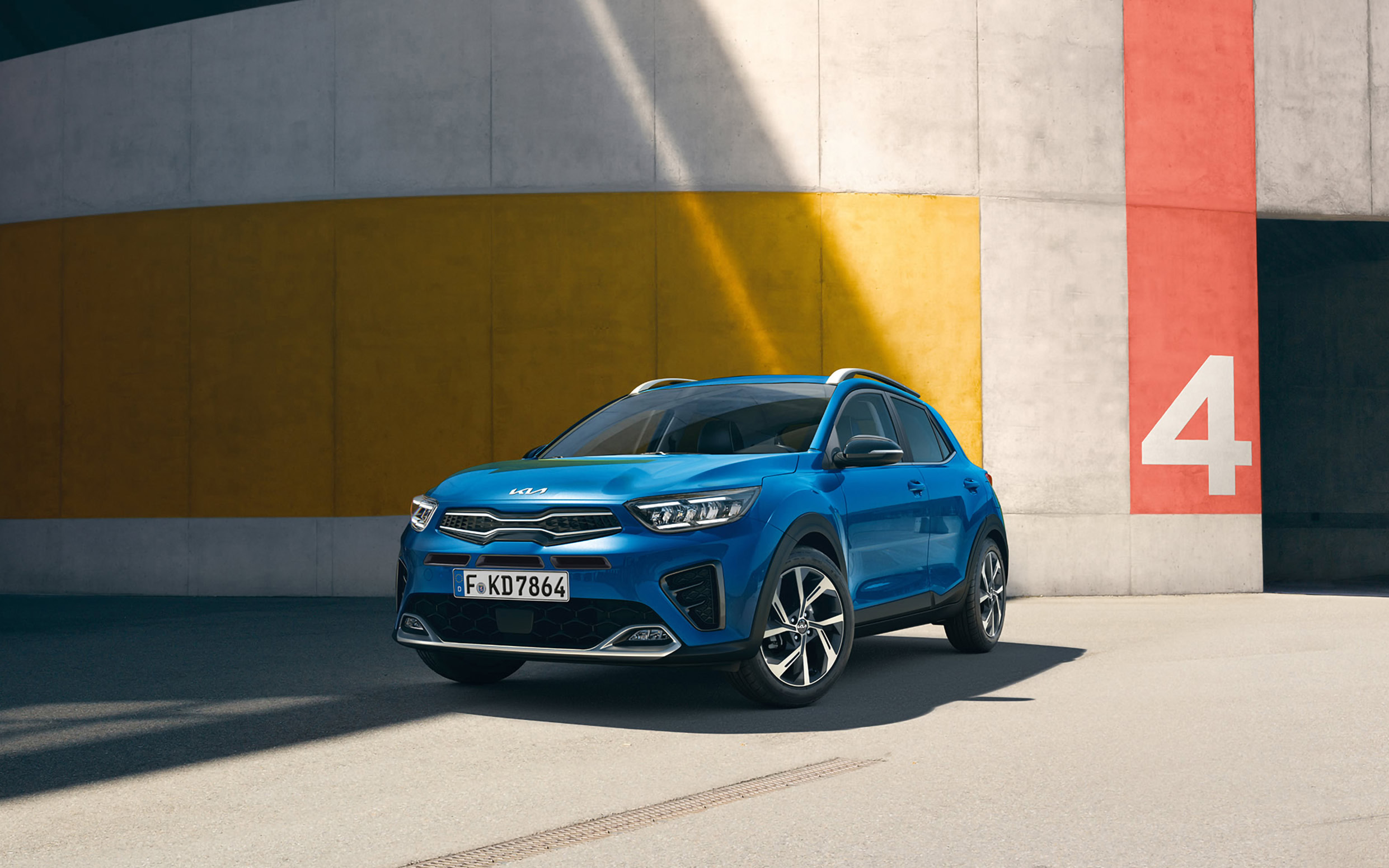 건물 앞에 정차한 스토닉의 정측면 모습