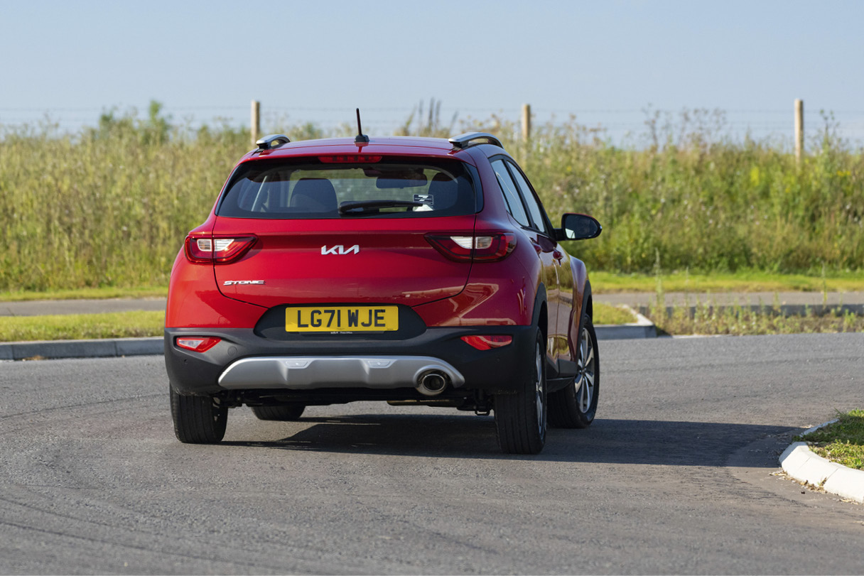 빨간색 스토닉이 우측 코너를 주행하는 모습