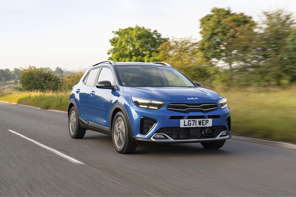 스토닉이 유럽 도로를 주행하는 모습