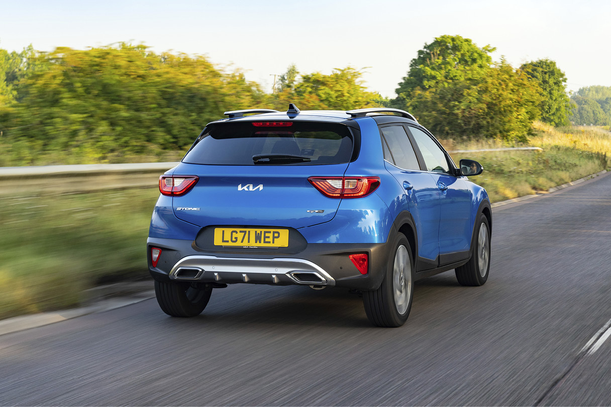 스토닉이 유럽 도로를 주행하는 모습