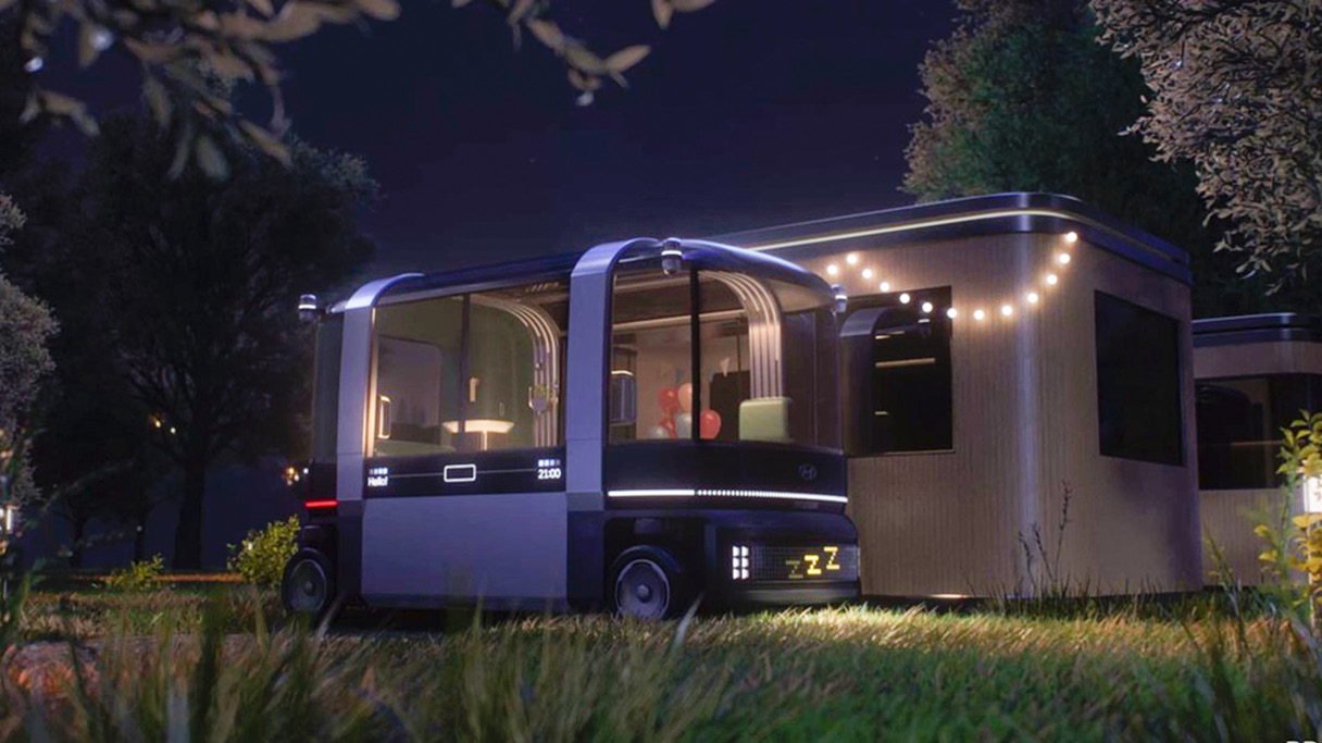 한밤 중에 건물과 결합해 충전 중인 모바일 리빙 스페이스