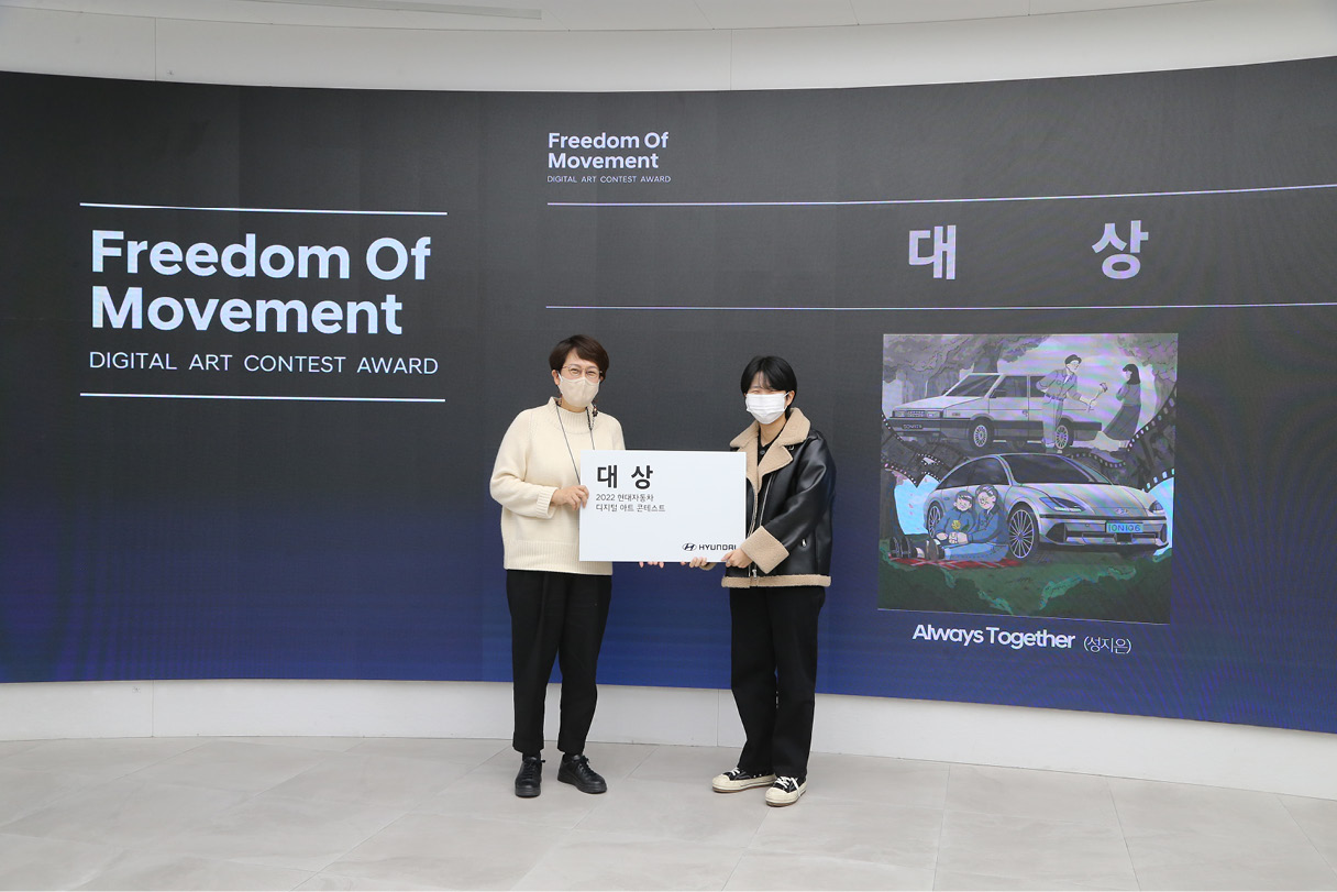 Photographer Seong Ji-eun taking pictures after winning the grand prize