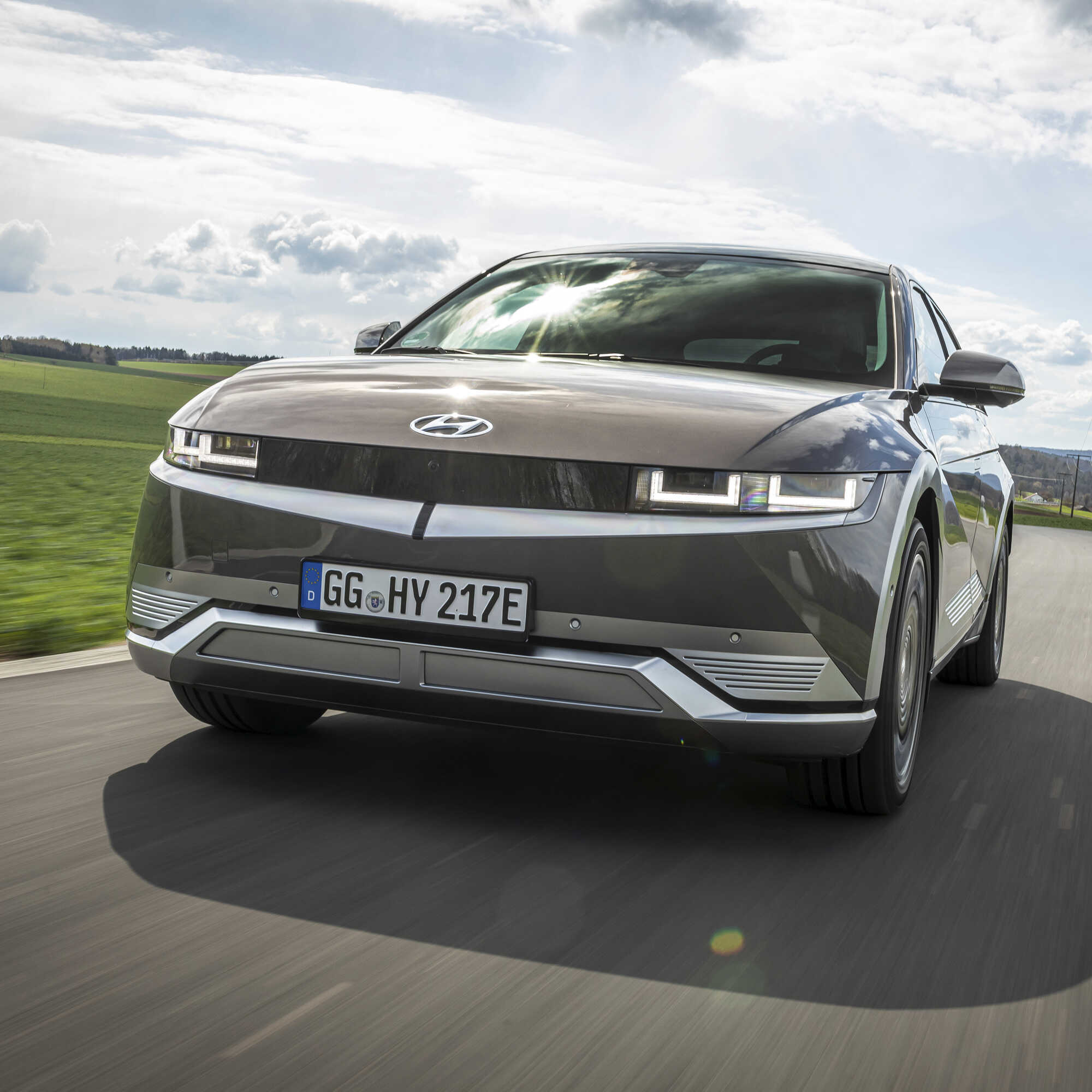 아이오닉 5가 유럽 도로를 질주하는 정면 모습