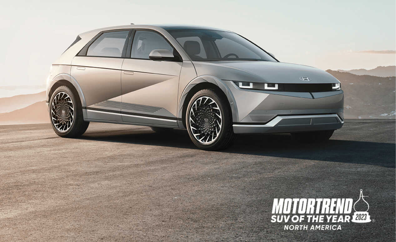 아이오닉 5가 산 정상 공터에 정차한 모습