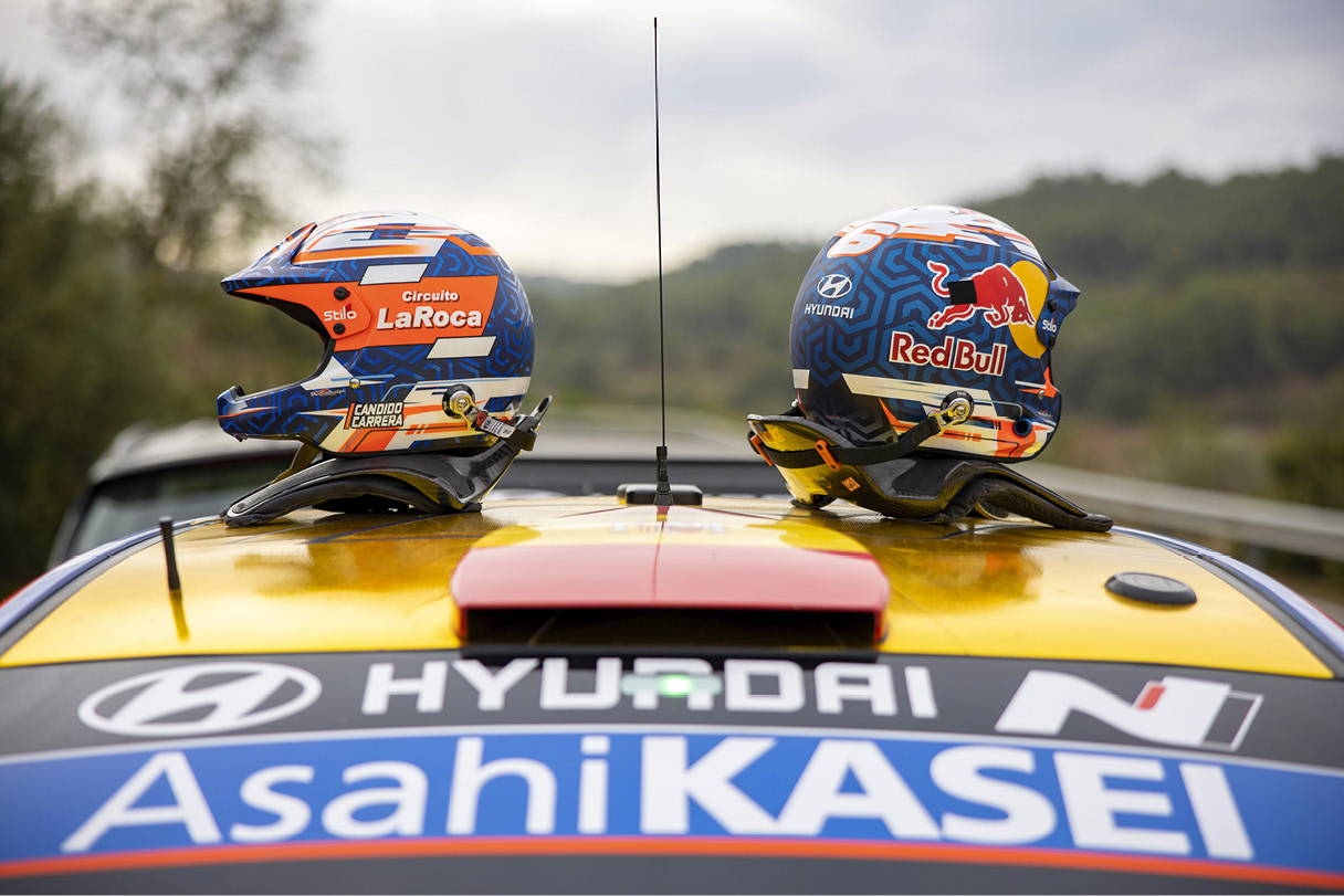 두 명의 드라이버가 함께 달린다는 의미를 보여주는 헬멧 두 개가 지붕 위에 놓여있는 모습