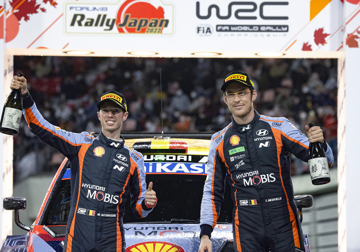 승리의 샴페인을 터뜨리고 있는 티에리 누빌과 마틴 비데거의 모습